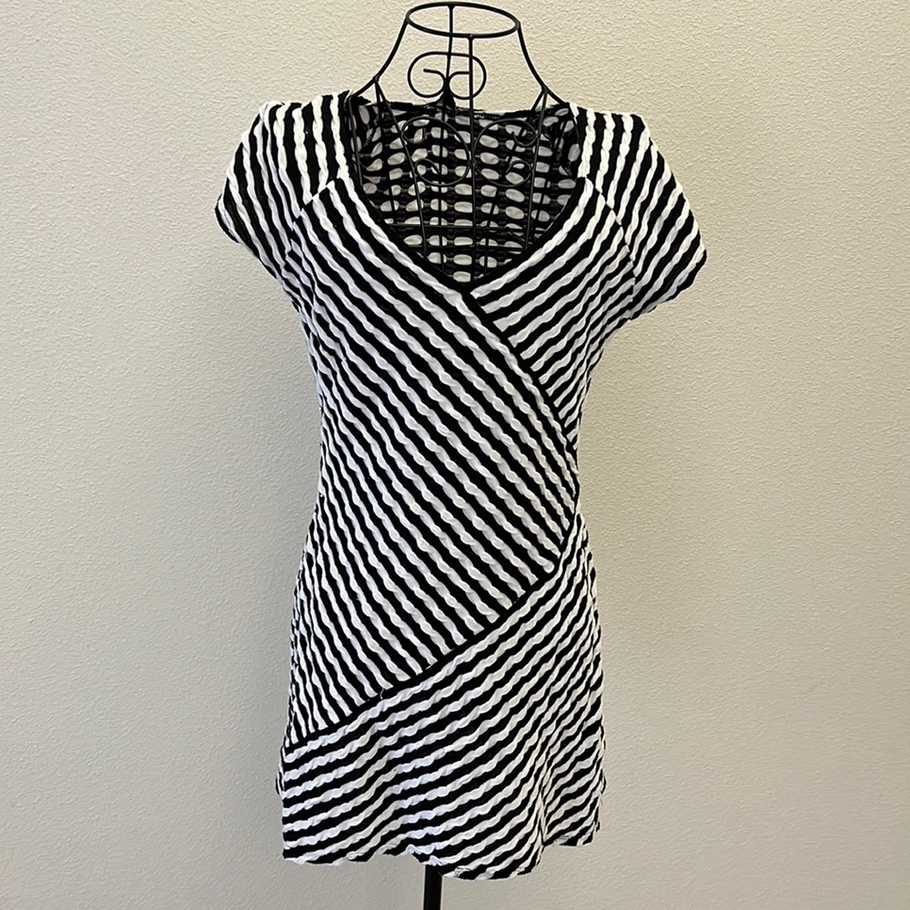 MAX EDITION BLACK AND WHITE TOP